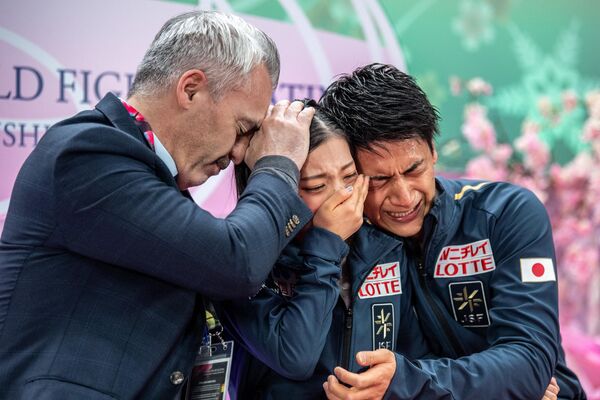 ペア・フリースケーティング（FS）で金メダルを獲得し、喜ぶ日本の三浦璃来＆木原龍一組（23日） - Sputnik 日本