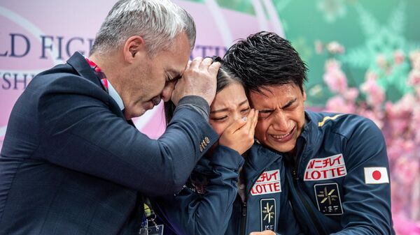 ペア・フリースケーティング（FS）で金メダルを獲得し、喜ぶ日本の三浦璃来＆木原龍一組（23日） - Sputnik 日本