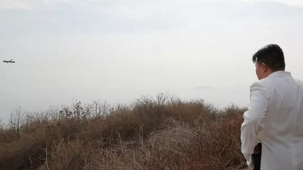 実験を視察する金正恩氏
 - Sputnik 日本