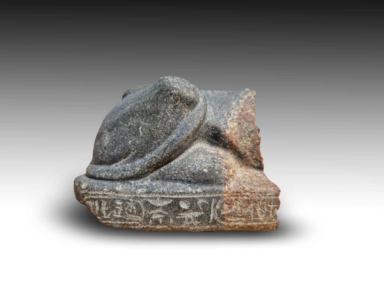 古代エジプトの太陽神殿でスフィンクス姿のラムセス2世の像が見つかる