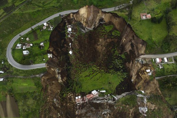 土砂崩れが起きた現場を捉えた航空写真（エクアドル・アラウシ村、） - Sputnik 日本
