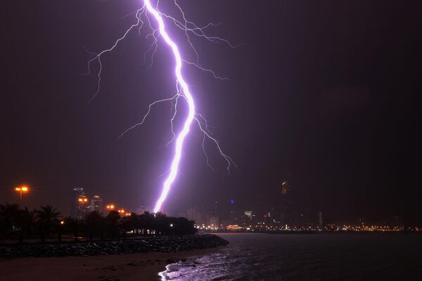 雨の中、空で閃光を放つ稲妻（クウェート・クウェート市、26日） - Sputnik 日本