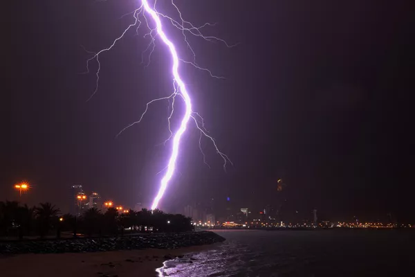 雨の中、空で閃光を放つ稲妻(クウェート・クウェート市、26日) 雨の中、空で閃光を放つ稲妻(クウェート・クウェート市、26日) - Sputnik 日本