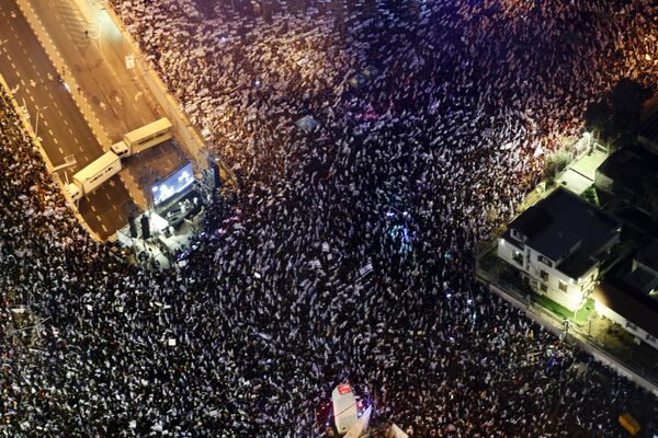 ネタニヤフ政権の司法制度改革法案に抗議する市民を映した空撮写真（イスラエル・テルアビブ、25日） - Sputnik 日本
