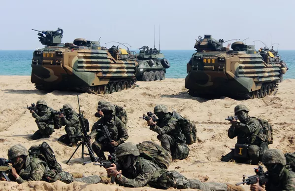 米韓合同の上陸訓練「双竜」で、KAAV水陸両用車で上陸する韓国海軍の海兵隊員(韓国・浦項=ポハン、29日) 米韓合同の上陸訓練「双竜」で、KAAV水陸両用車で上陸する韓国海軍の海兵隊員(韓国・浦項=ポハン、29日) - Sputnik 日本