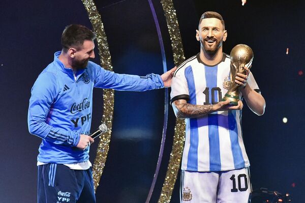 南米サッカー連盟本部で開催されたアルゼンチン代表のW杯祝勝会で、披露された自身の銅像と並ぶリオネル・メッシ選手（パラグアイ・ルケ、27日） - Sputnik 日本