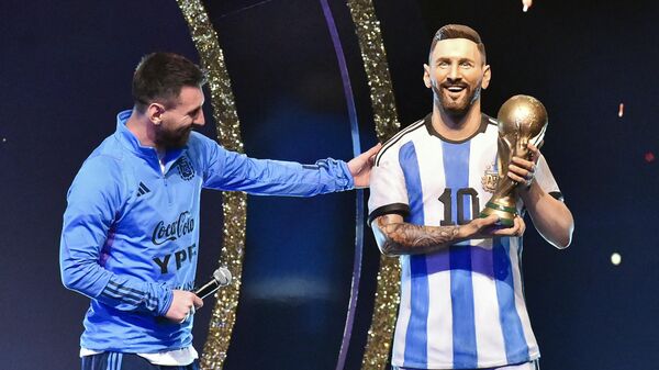 南米サッカー連盟本部で開催されたアルゼンチン代表のW杯祝勝会で、披露された自身の銅像と並ぶリオネル・メッシ選手（パラグアイ・ルケ、27日） - Sputnik 日本