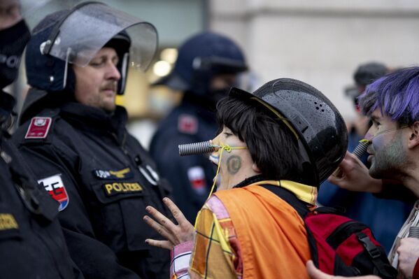 欧州ガス会議（EGC）の開催に伴い、仮装姿で抗議デモを行う人々（オーストリア・ウィーン、27日） - Sputnik 日本