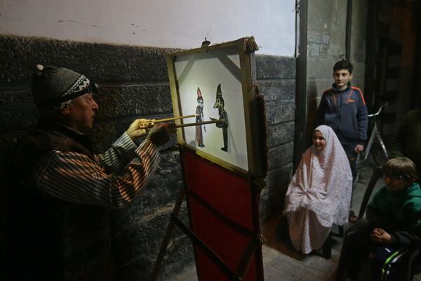 断食月「ラマダン」の期間中、旧市街で影絵芝居を見る人々（シリア・ダマスカス、27日） - Sputnik 日本