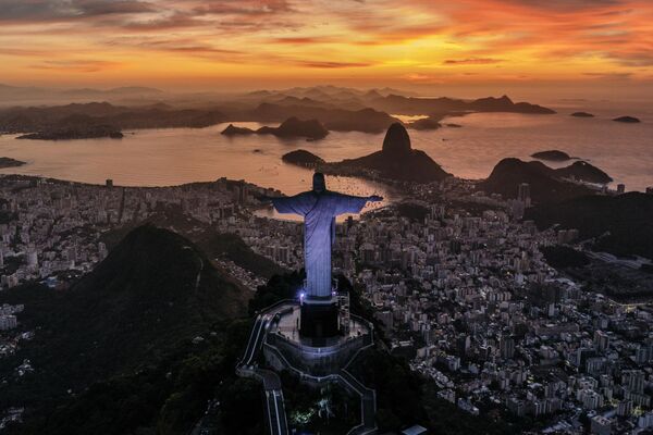 コルコバードのキリスト像の前に昇る朝日（ブラジル・リオデジャネイロ、29日） - Sputnik 日本