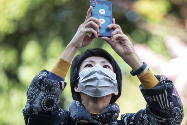上野公園の桜をスマートフォンで撮影する女性（東京都・台東区、14日） - Sputnik 日本
