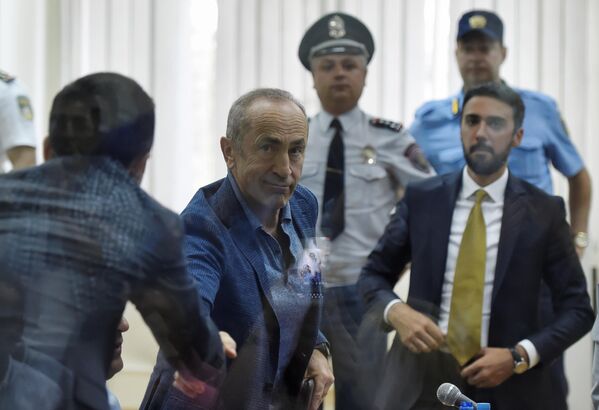 ロベルト・コチャリャン元アルメニア大統領2018年、「アルメニアの憲法体制を転覆させた」罪で逮捕・起訴された - Sputnik 日本