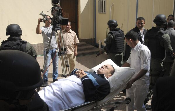 ホスニ・ムバラク元エジプト大統領約30年にわたる長期政権を維持するも、2011年の「アラブの春」で失脚。同年、革命のさなかにデモ隊殺害に関与したとして終身刑を言い渡された。2020年2月、カイロ市内の病院で死去 - Sputnik 日本