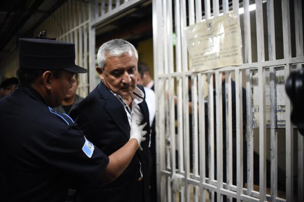 オットー・ペレス元グアテマラ大統領2015年、輸入関税の支払いを逃れようとする一部企業から賄賂を受け取ったとして逮捕された - Sputnik 日本