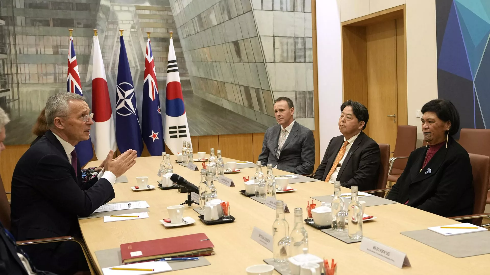 NATOのストルテンベルグ事務総長と日本の林芳正外相