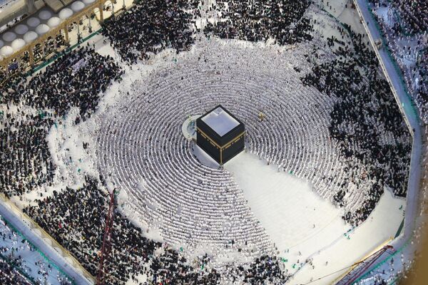 ラマダン（断食月）中、カーバ神殿に集まったイスラム教徒（サウジアラビア・メッカ、1日） - Sputnik 日本
