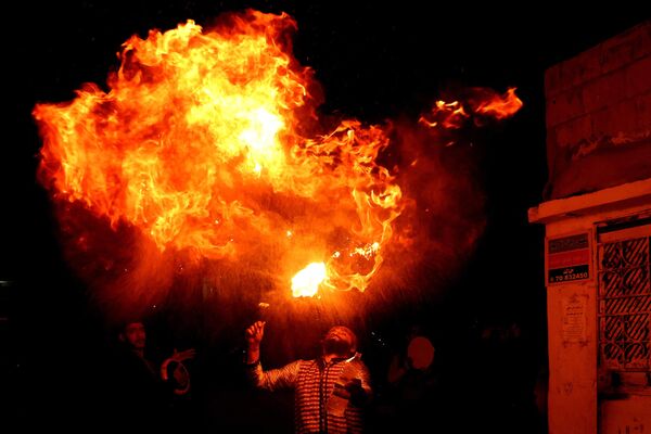 ラマダン（断食月）中、街中で火を噴くパフォーマー（レバノン・サイダ、31日） - Sputnik 日本
