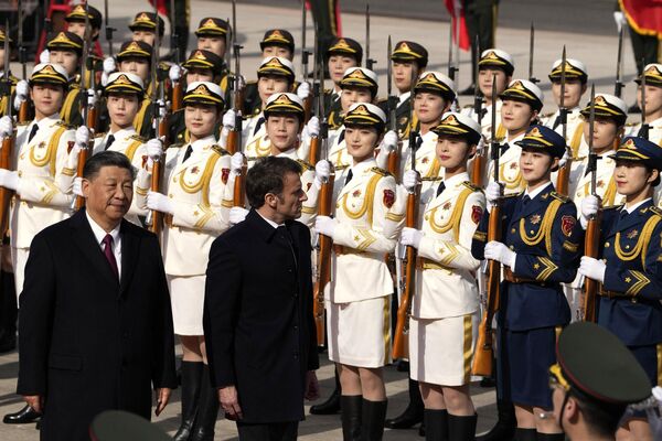 歓迎式典で儀仗兵に迎えられる中国の習近平国家主席とフランスのエマニュエル・マクロン大統領（中国・北京、6日） - Sputnik 日本