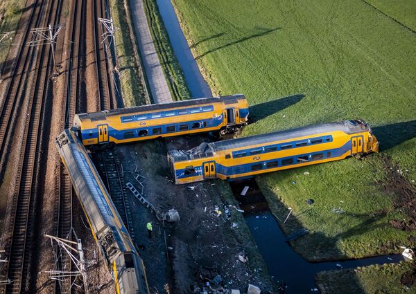脱線事故を起こした夜行列車（オランダ・フォールスコーテン、4日） - Sputnik 日本
