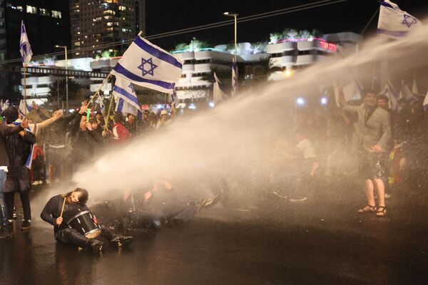 司法制度改革に反対するデモで、警察からの放水を浴びるデモ隊（イスラエル・テルアビブ、1日） - Sputnik 日本