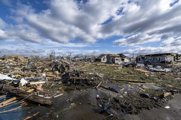 竜巻による被害を受けた住宅街（米インディアナ州・サリバン、1日） - Sputnik 日本
