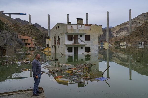 ダムの人工湖建設のため水没した町を見つめる地元住民（トルコ・アルトヴィン県、4日） - Sputnik 日本