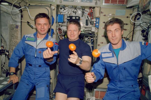 国際宇宙ステーション初の長期滞在クルー（2000）（左から）ロシアのユーリー・ギジェンコ飛行士、米国のウィリアム・シェパード飛行士、ロシアのセルゲイ・クリカリョフ飛行士 - Sputnik 日本