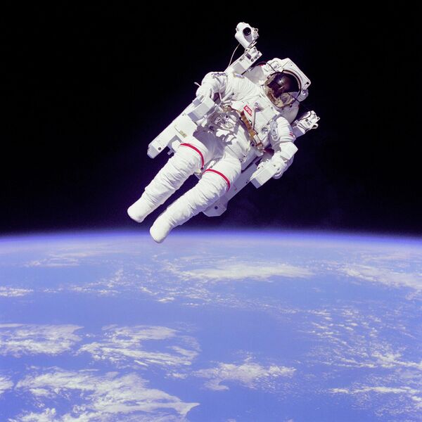 ブルース・マッカンドレス2世（1937-2017）米海軍の飛行士・NASAの宇宙飛行士。1984年、人類初の命綱なしの宇宙遊泳を行った - Sputnik 日本