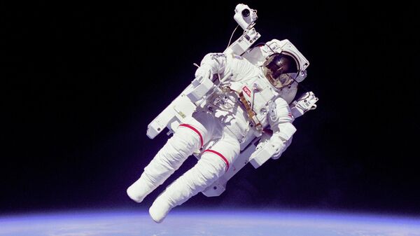 ブルース・マッカンドレス2世（1937-2017）
米海軍の飛行士・NASAの宇宙飛行士。1984年、人類初の命綱なしの宇宙遊泳を行った - Sputnik 日本
