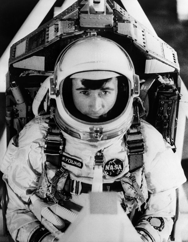 ジョン・ヤング（1930-2018）NASAの宇宙飛行士。ジェミニ計画で2回、アポロ計画で2回、スペースシャトル計画で2回、計6回の宇宙飛行を経験。1972年にはアポロ16号で月面に降り立った - Sputnik 日本