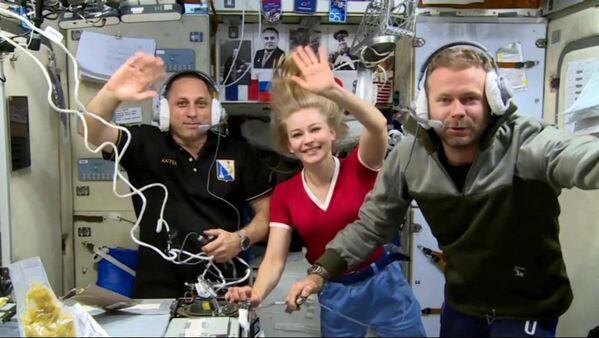 宇宙での史上初の映画撮影に臨む撮影クルー（2021）女優のユリア・ペレシルドさん（中央）、監督のクリム・シペンコ氏（右）左はISS滞在中のアントン・シュカプレロフ飛行士。映画『挑戦』はロシアで4月20日公開。 - Sputnik 日本