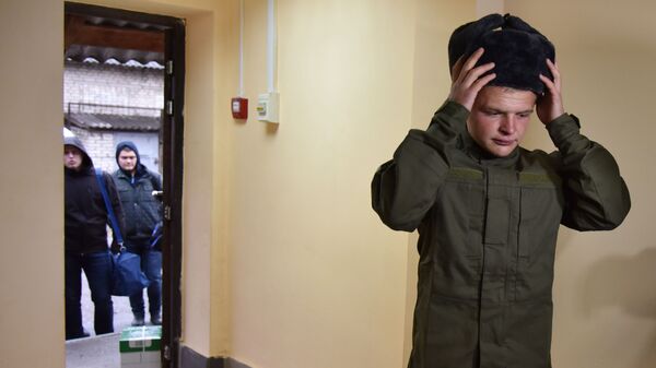 ウクライナのとある軍施設に到着した徴集兵が軍服を受け取っている - Sputnik 日本