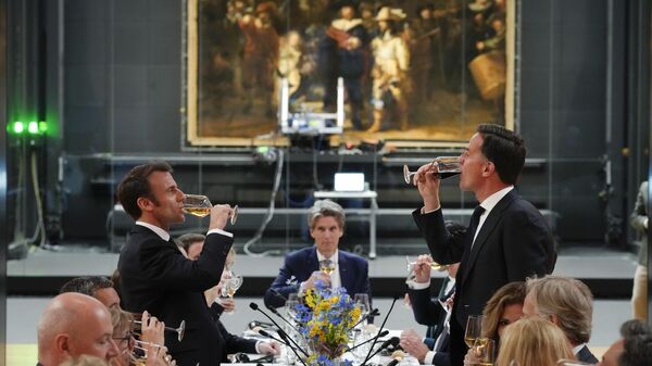 アムステルダム国立美術館に展示されているレンブラントの『夜警』の前で乾杯するエマクロン仏大統領とルッテ・オランダ首相（オランダ・アムステルダム、12日） - Sputnik 日本