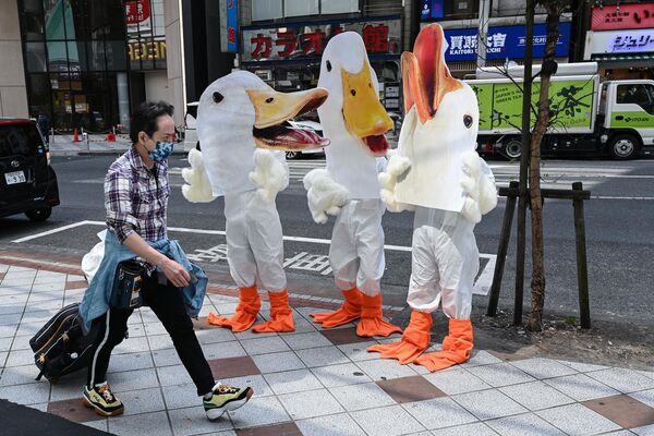 2023年4月12日、世界的な衣料品大手の店舗前で、ダウン廃止を求めアヒルの衣装を着て抗議活動を行う動物愛護団体「動物の倫理的扱いを求める人々の会（PETA）」の活動家たち（日本・東京都渋谷区、12日） - Sputnik 日本