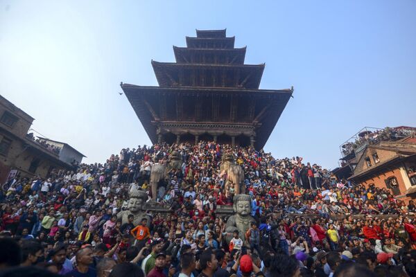 ネパールの正月「バイサーク」を祝う祭り「ビスケットジャトラ」に集まったヒンドゥー教徒（ネパール・バクタプル、10日） - Sputnik 日本