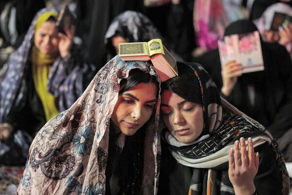 イスラム教の断食月「ラマダン」で最も神聖な夜の一つ、「ライラトルカドル（みいつの夜）」の儀式に参加する女性信者（イラン・テヘラン、10日） - Sputnik 日本