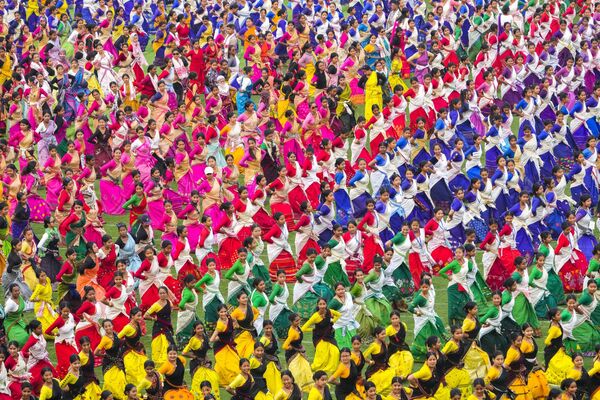 ギネス世界記録に挑戦するため、アッサム州伝統の踊り「ビフダンス」を披露するダンサーたち（インド・グワーハーティー、11日） - Sputnik 日本