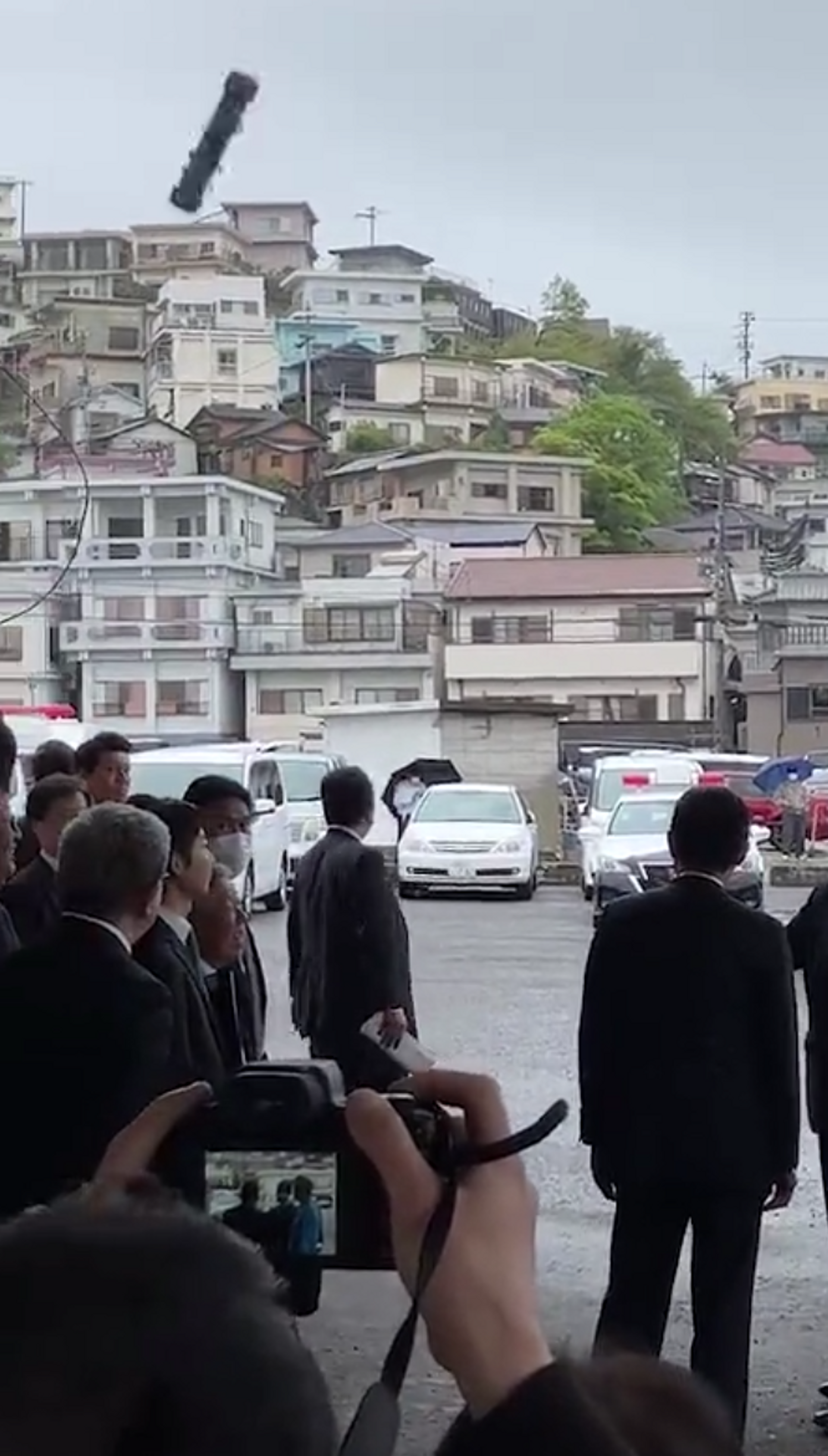 Момент падения взрывоопасного предмета около премьер-министра Японии Фумио Кисида перед его выступлением в Вакаяме, 15 апреля 2023. Скриншот видео - Sputnik 日本, 1920, 15.04.2023