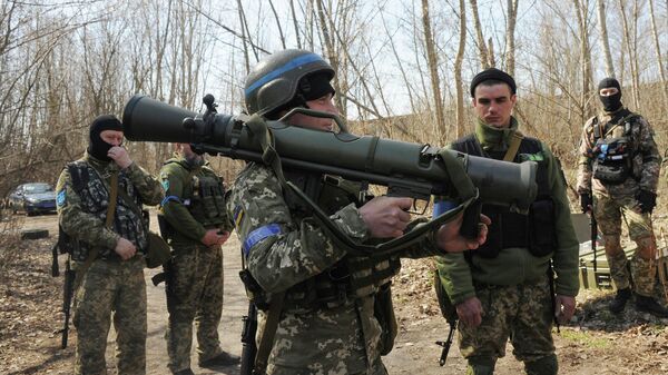 ハリコフ近郊でスウェーデンの無反動砲「カール・グスタフM4」の使い方を習得するウクライナ兵 - Sputnik 日本