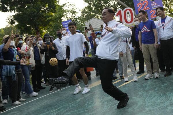 公園で行われた選挙集会でセパタクローをプレーするプラユット・チャンオチャ首相（タイ・バンコク、20日） - Sputnik 日本