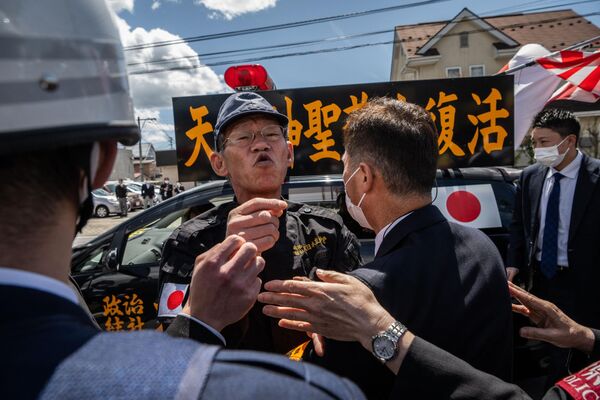 G7外相会合に反対するデモ隊に近づこうとする右翼活動家を阻止する警察官たち（日本・長野県軽井沢町、16日） - Sputnik 日本