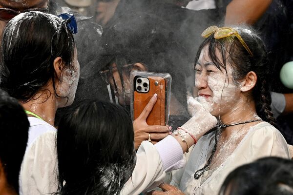 仏教寺院「ワット・プノン」で行われたクメール正月の祝賀会で、粉を顔に塗りあう人々（カンボジア・プノンペン、16日） - Sputnik 日本