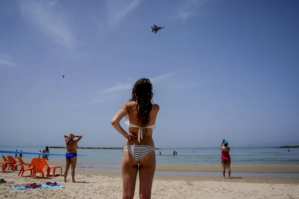 イスラエル独立記念日に先立って行われたリハーサルで、ビーチ上空を飛行する空軍のF-15戦闘機2機（イスラエル・テルアビブ、19日） - Sputnik 日本