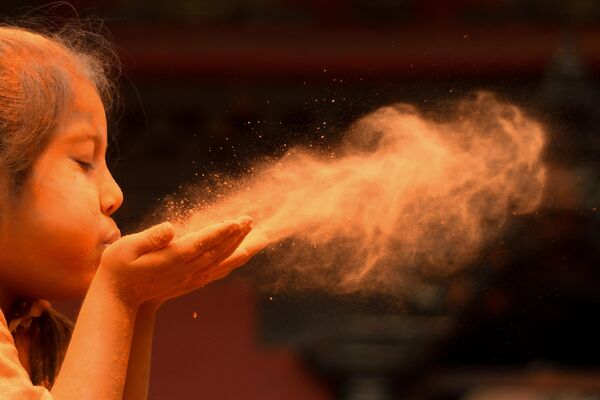 ビスケット・ジャトラ祭で、朱色の粉を吹きかける参加者（ネパール・ティミ、15日） - Sputnik 日本