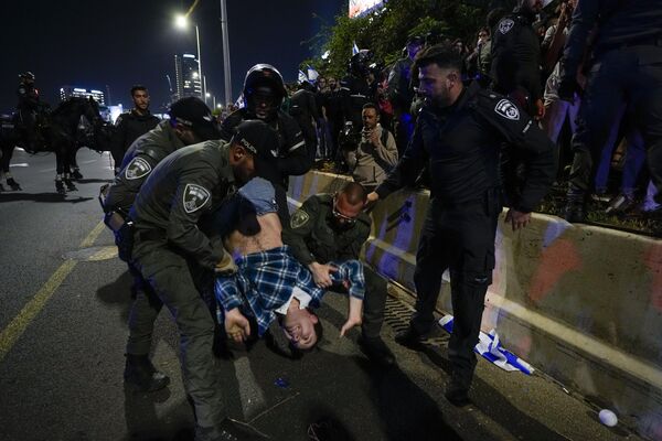 ネタニヤフ政権による司法制度改革に対する抗議デモで、高速道路を塞ぐデモ隊を解散させる警察官たち（イスラエル・テルアビブ、15日） - Sputnik 日本