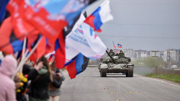 Жители встречают под Донецком бойцов батальона Сомали, вернувшихся из освобожденного Мариуполя - Sputnik 日本