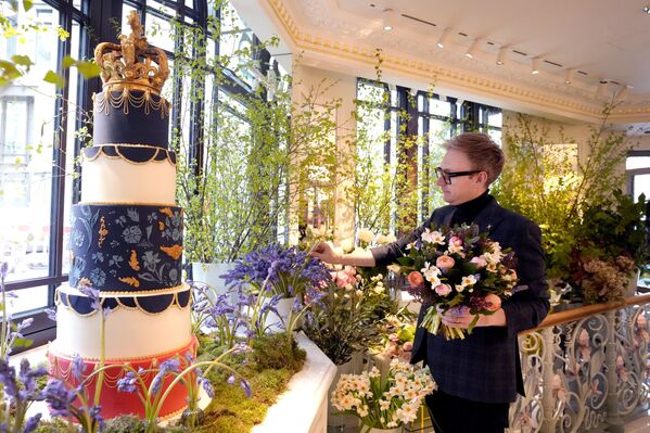 5つ星ホテル「ザ・ドーチェスター」で、戴冠式をテーマにしたケーキの隣にフラワーアレンジメントを配置するフラワーデザイナー（ロンドン、20日） - Sputnik 日本