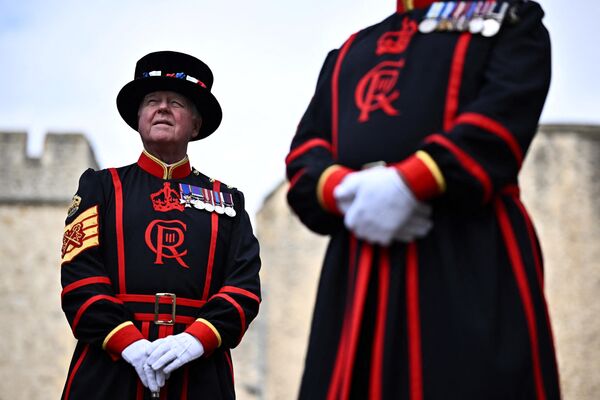 チャールズ国王の徽章が刺繍された新制服を着て警備するロンドン塔の守衛（ロンドン、24日） - Sputnik 日本