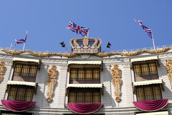 1953年の故エリザベス女王の戴冠式の装飾を模した5つ星ホテル「ザ・ドーチェスター」の外観（ロンドン、20日） - Sputnik 日本