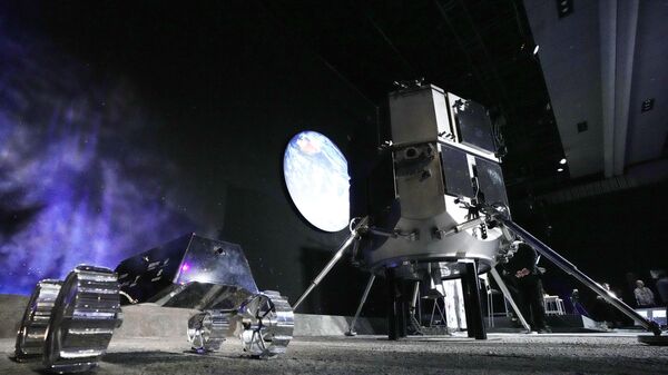 月探査プロジェクト「HAKUTO-R」のライブ配信に先立ち、日本科学未来館で公開された月着陸船と月探査機の模型（東京都江東区、26日） - Sputnik 日本